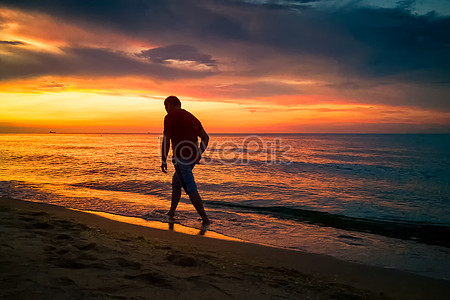 lovepik-silhouettes-of-people-walking-by-the-sea-picture_500936551